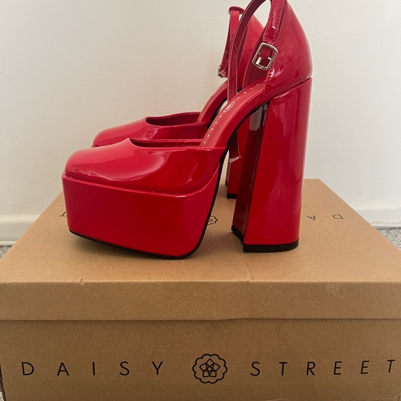 Red daisy Street Platform Heel - Picture 2 of 5